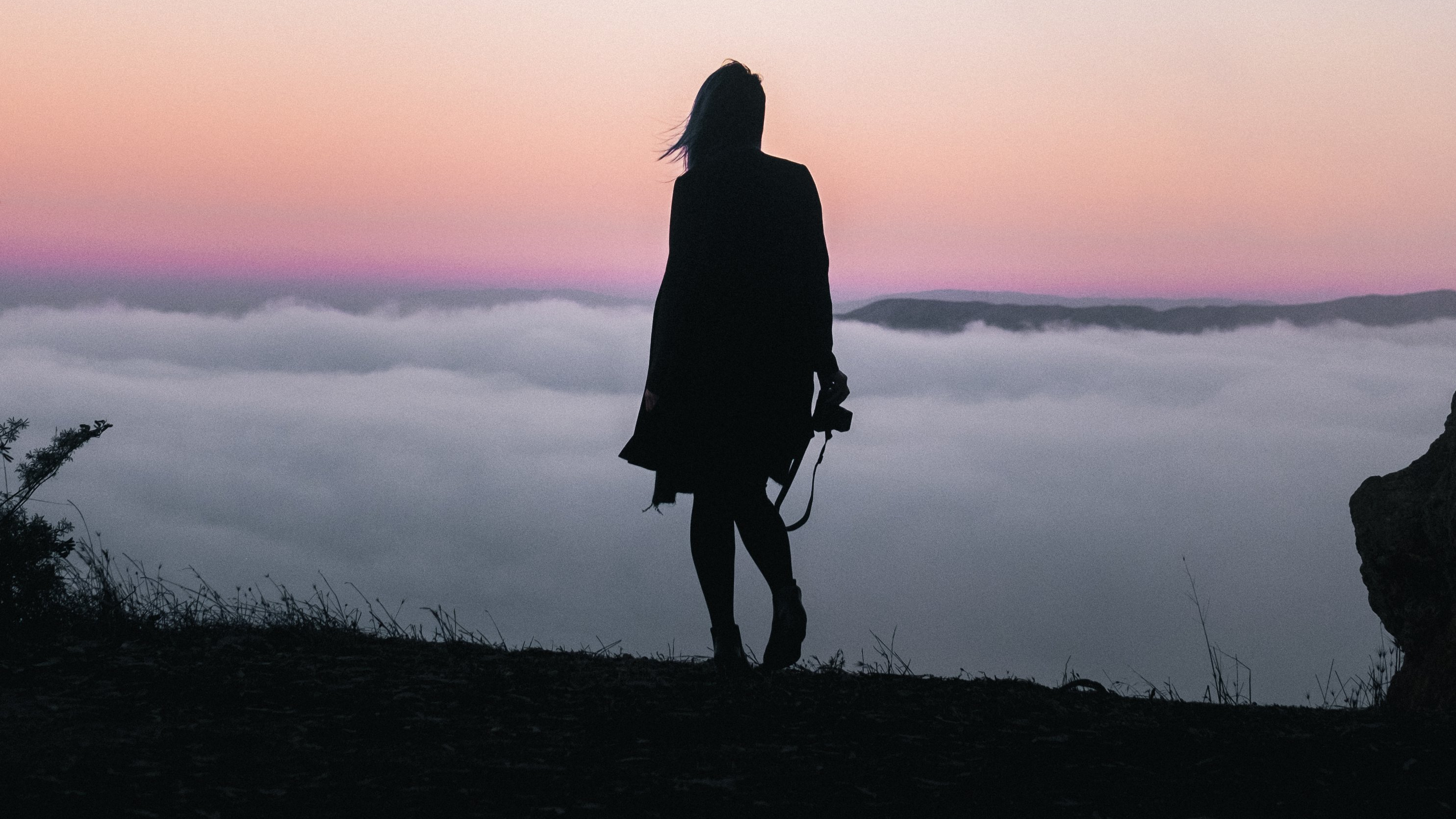 hiking-above-clouds-at-sunset_4460x4460